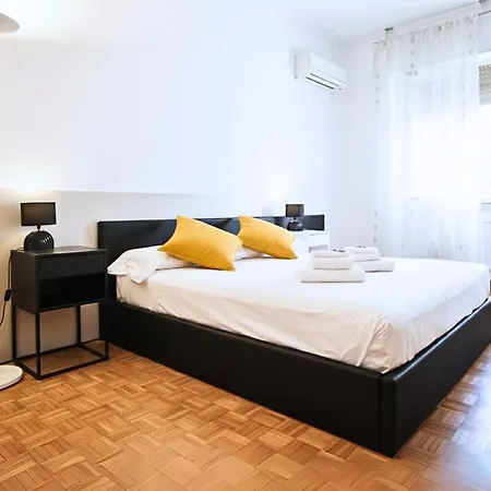 Airconditioned Large And Modern Apartamento Milão